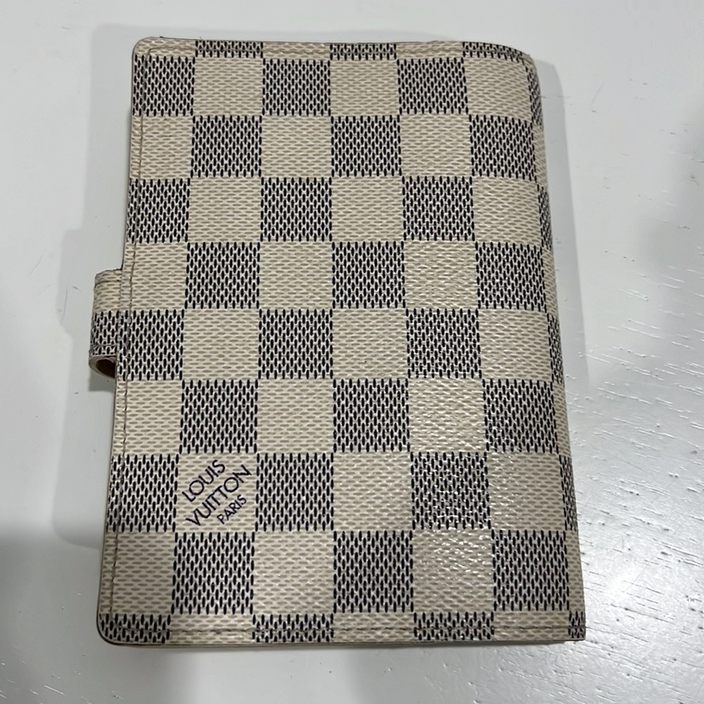 Near perfect personal Louis Vuitton agenda … so keep yourself organized! - Picture 2 of 5